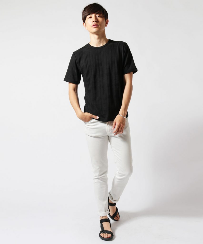 髪型 ベスト黒のtシャツ コーデ メンズ